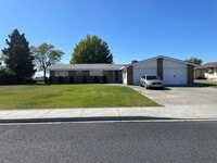 Building Photo - Lake Front Home For Rent!