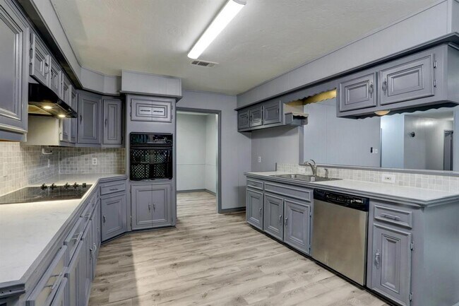 Building Photo - 10407 Fairview Dr