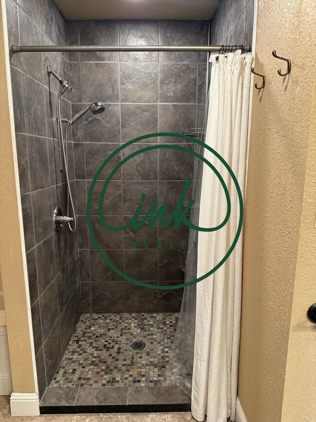 Building Photo - Charming Carson Home