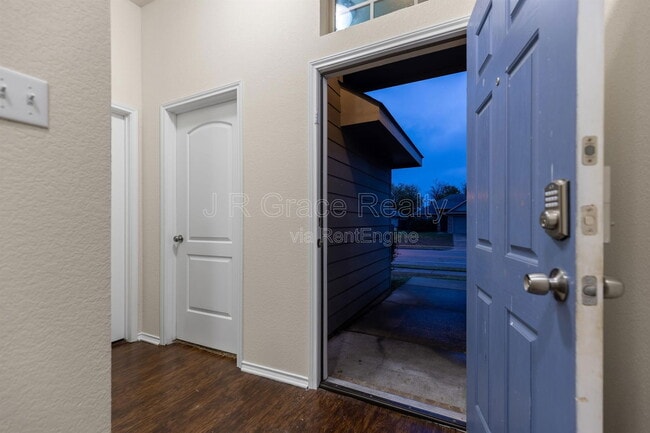 Building Photo - 4204 S Fork Ranch Rd