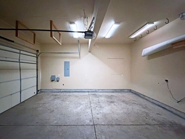 Building Photo - 520 Honeysuckle Ln