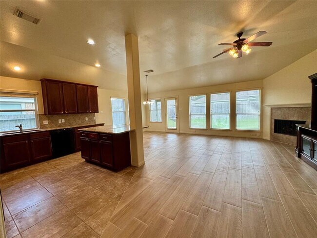 Building Photo - 4939 Royal Arbor Ln
