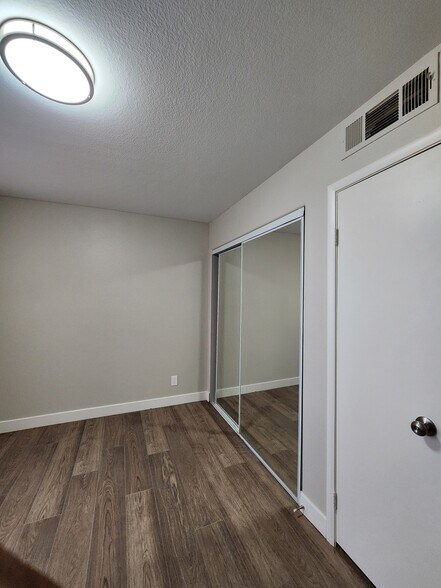 Building Photo - 3038 Tarpon Dr