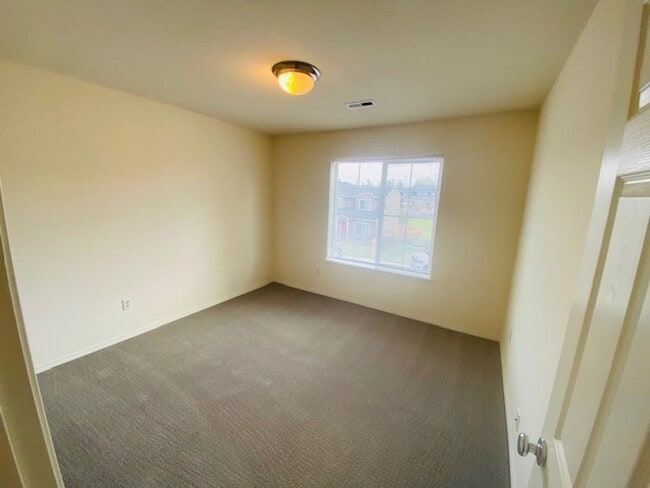 Building Photo - Charming and Spacious Home