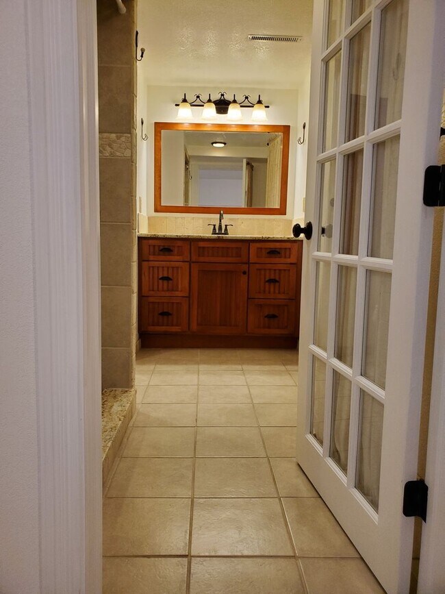 Building Photo - Cute, Quiet and Renovated One Bedroom Finished Basement in Eaton