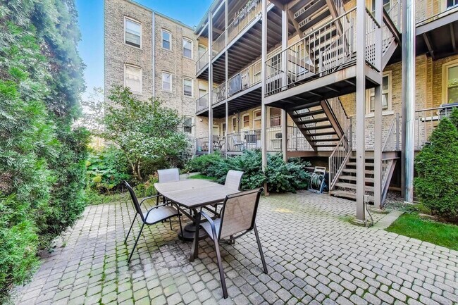 Building Photo - 4200 N Hermitage Ave