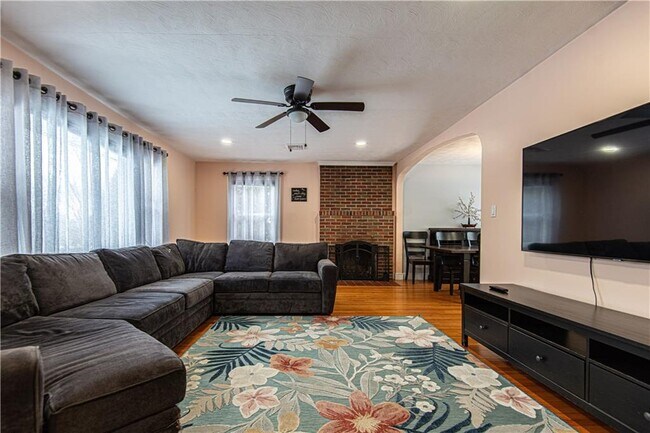 Building Photo - 25 Weeks St