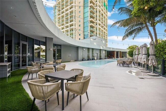 Building Photo - 2831 S Bayshore Dr