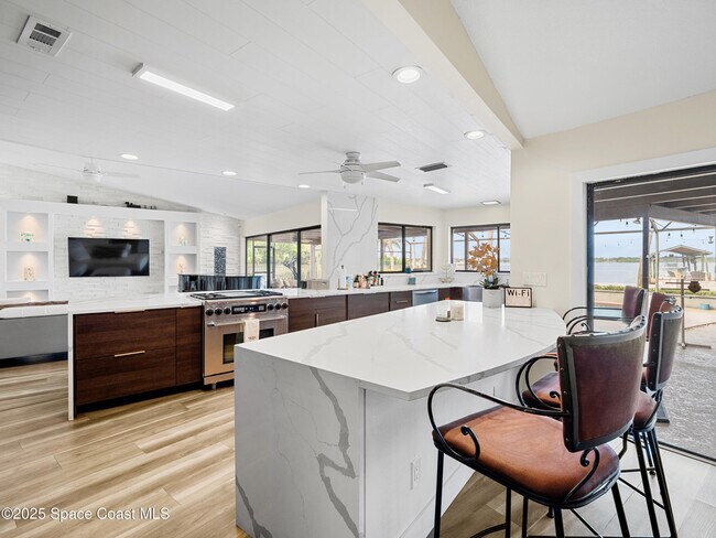 Building Photo - 165 Crispin St