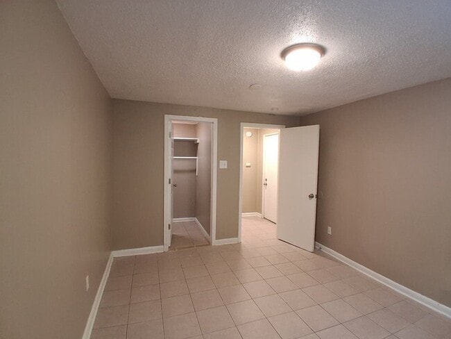 Building Photo - Large Home For Rent!