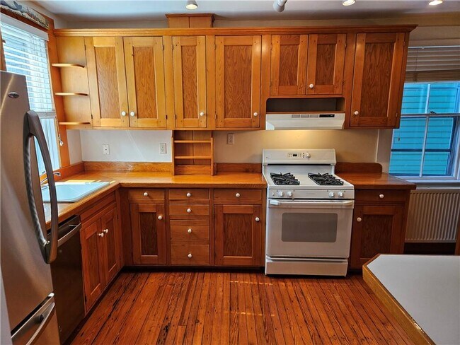 Building Photo - 10 Cherry St