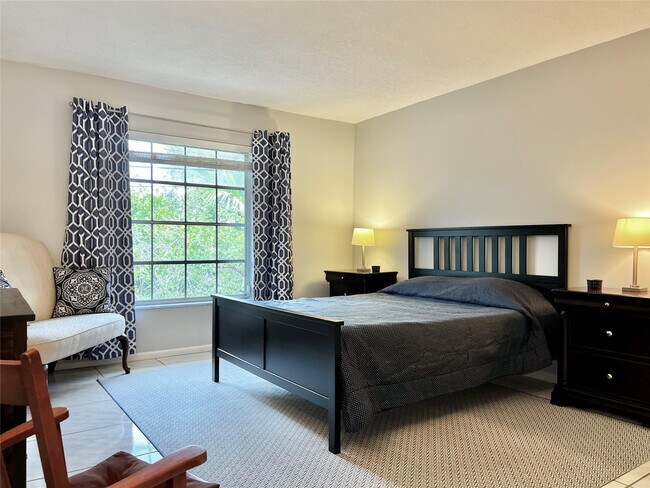 Building Photo - 2271 NE 68th St