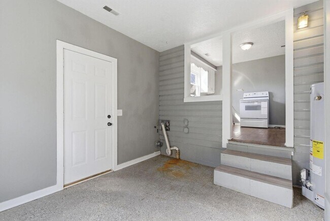 Building Photo - 3 Bedroom | 1 Bathroom Home | PET FRIENDLY!