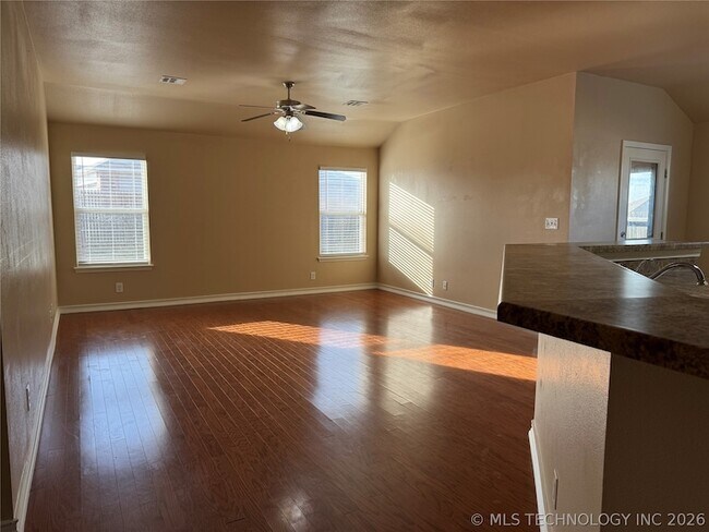 Building Photo - 14750 S Hickory Pl