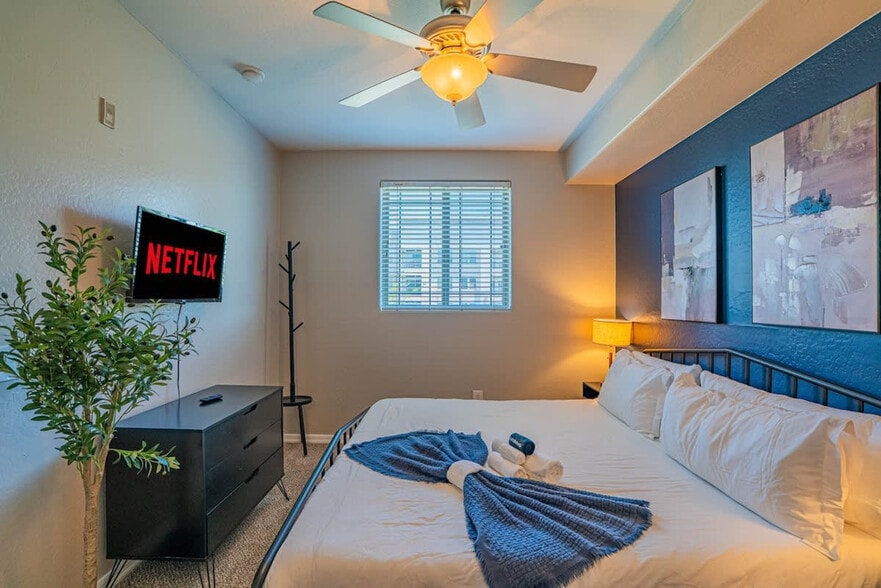 Building Photo - 1275 E University Dr