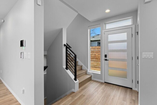 Building Photo - Newly Built Air-Conditioned Luxury Townhome in Highly Desired Admiral