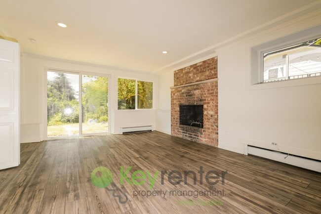 Building Photo - Versatile 5 Bedroom Retreat with Office and Outdoor Living in Burien