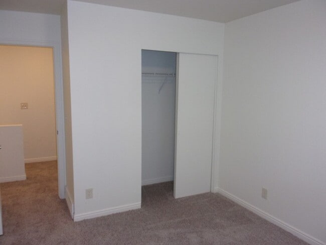 Building Photo - 88 E Rainbow Way