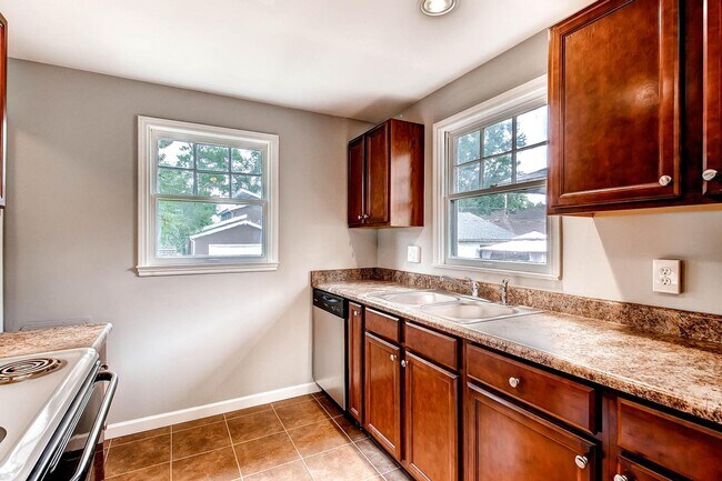 Building Photo - Updated 4-bed, 2-bath home - Blocks from R...