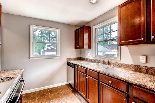 Building Photo - Updated 4-bed, 2-bath home - Blocks from Regis University!