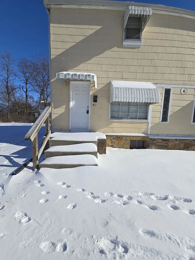 Primary Photo - 620-622 Paris Ct