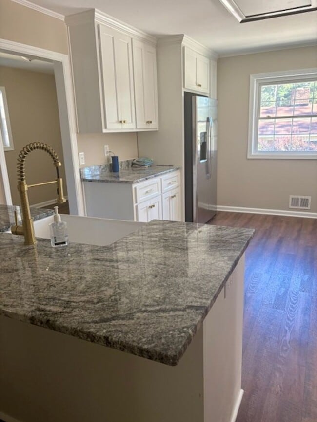 Building Photo - Renovated Hammond Hills Gem