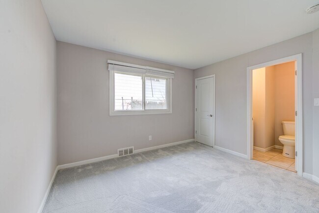 Building Photo - Pet Friendly, Renovated Home in Fox School District