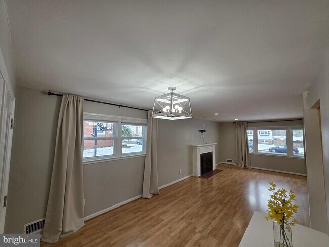 Building Photo - 8140 Drayton Ln