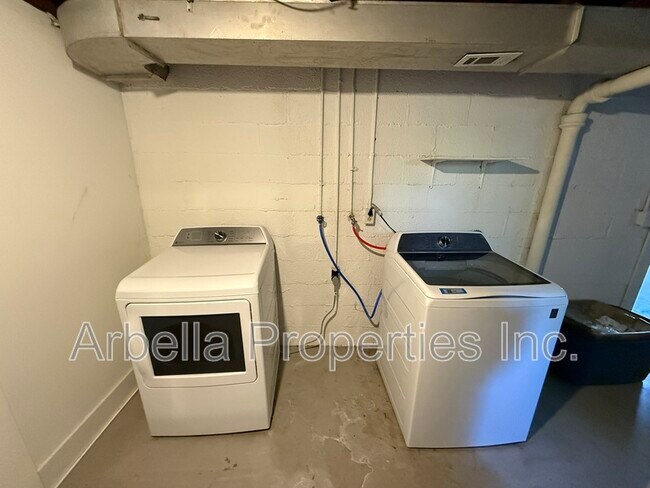 Building Photo - 1437 Valley St