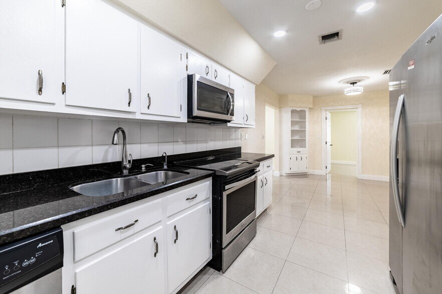 Building Photo - 3730 NE 13th Ter