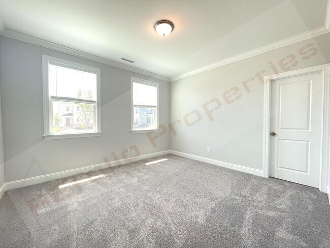 Building Photo - Gorgeous 4 Bedroom 3 Bath Home with Fiber ...