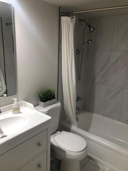 Building Photo - 7436 E Chaparral Rd