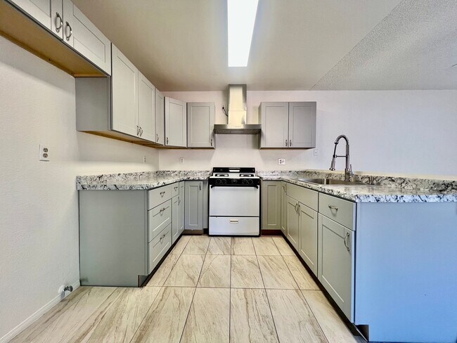 Building Photo - AVAILBLE NOW !!  3-bedroom 2 bath Duplex i...