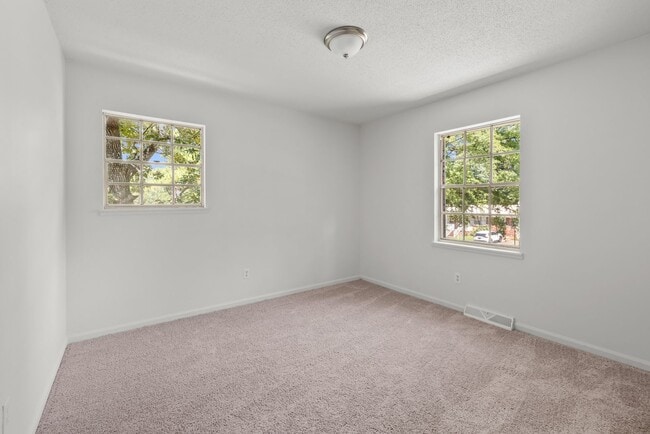 Building Photo - Charming Center Point Home