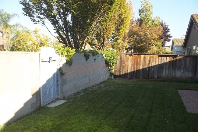 Building Photo - Solar electric home in the Laguna area of Elk Grove