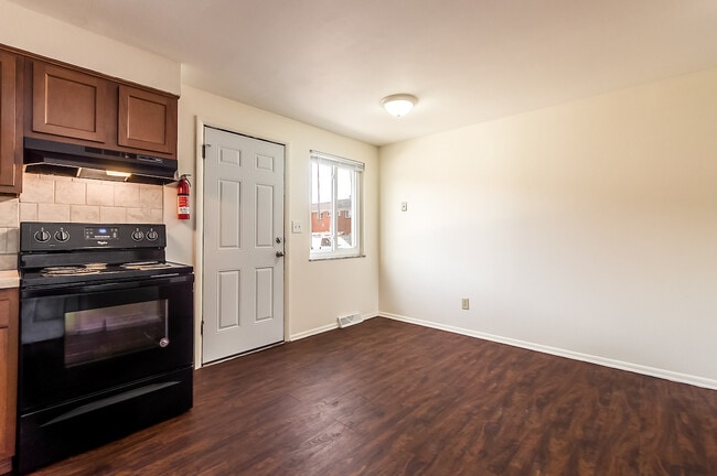 Building Photo - 880 N Meadows Ct