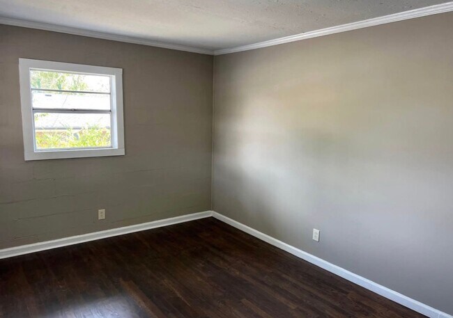 Building Photo - 2 Bed 1 Bath Home