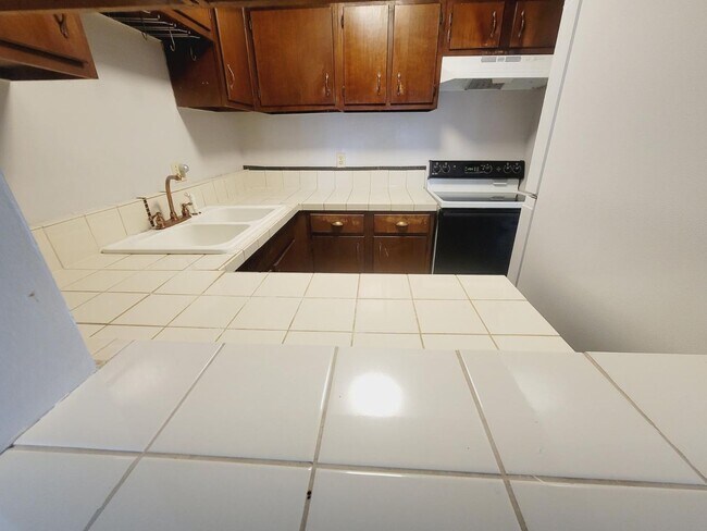 Building Photo - UPDATED 1/1 in Walkable Location w/ Solid Floors, Community Pool, & Washer/Dryer! Avail NOW for $...