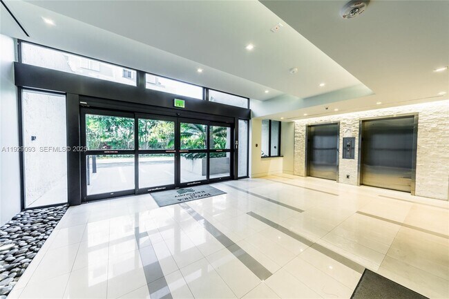 Building Photo - 121 Crandon Blvd