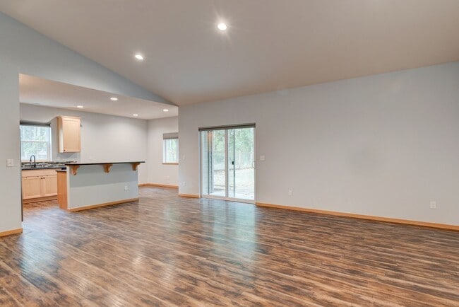 Building Photo - 253 Sunset Dr