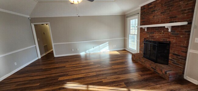 Building Photo - 4 bedroom home in North Columbus