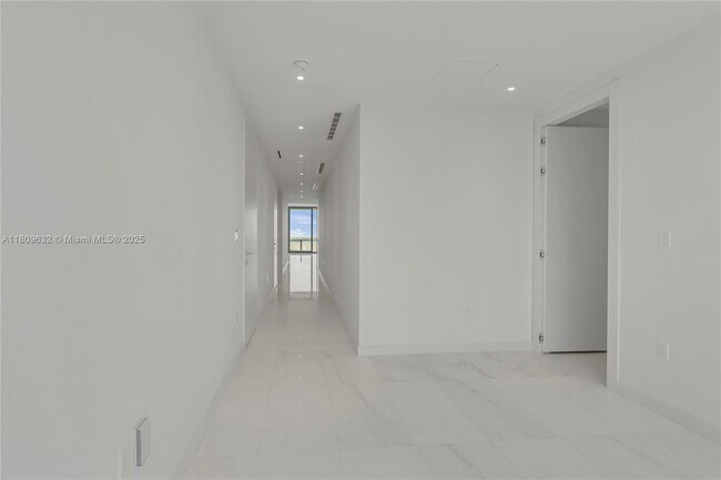Building Photo - 300 Biscayne Blvd Way