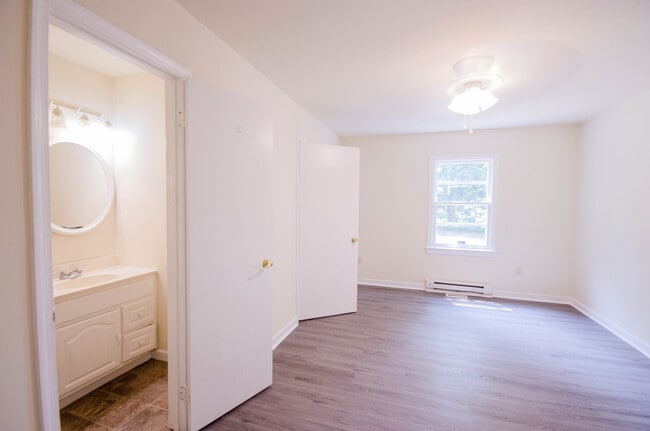Building Photo - 913 Ironington Rd