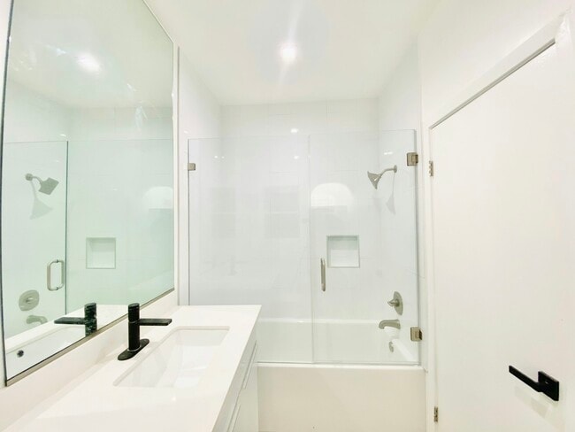 Building Photo - 627 Brittania St