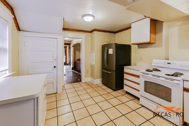 Building Photo - 2097 Summit St