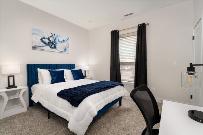 Building Photo - 3723 S Giles Ave