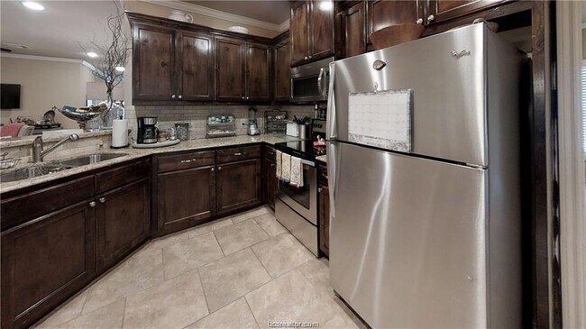 Building Photo - 4020 Golden Eagle Dr
