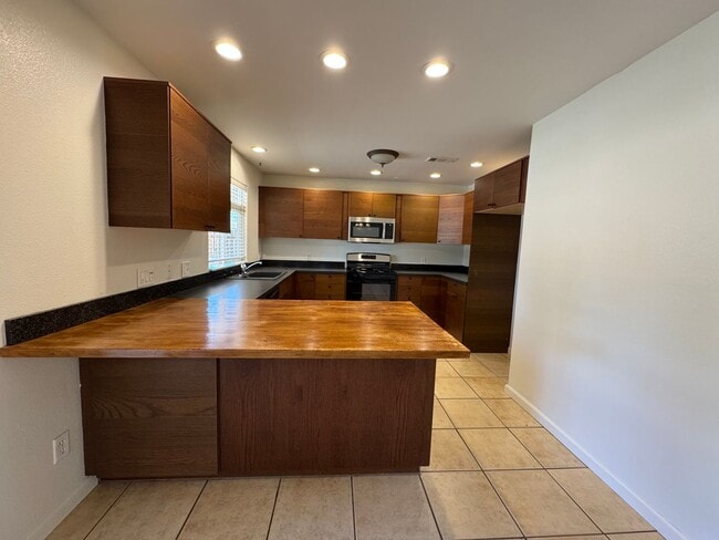 Building Photo - Hesperia Home on The Mesa