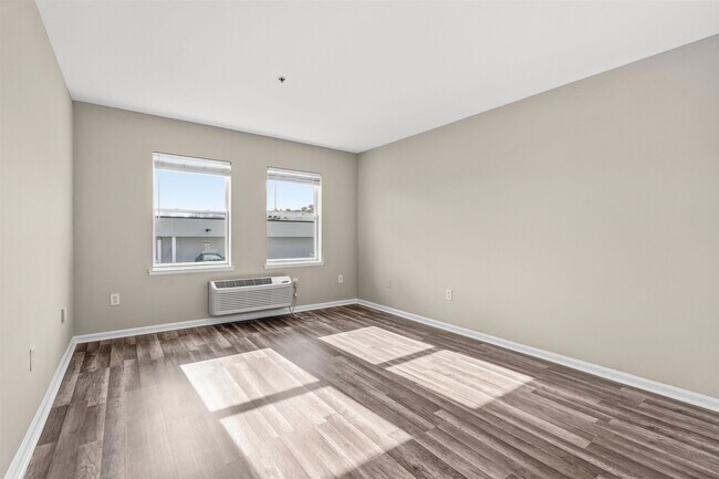 Building Photo - 905 River Rd