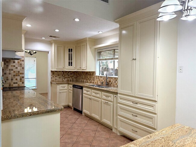 Building Photo - 6927 Windy Pines Dr